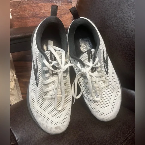 Brooks Revel 6 Black and White Running Shoes